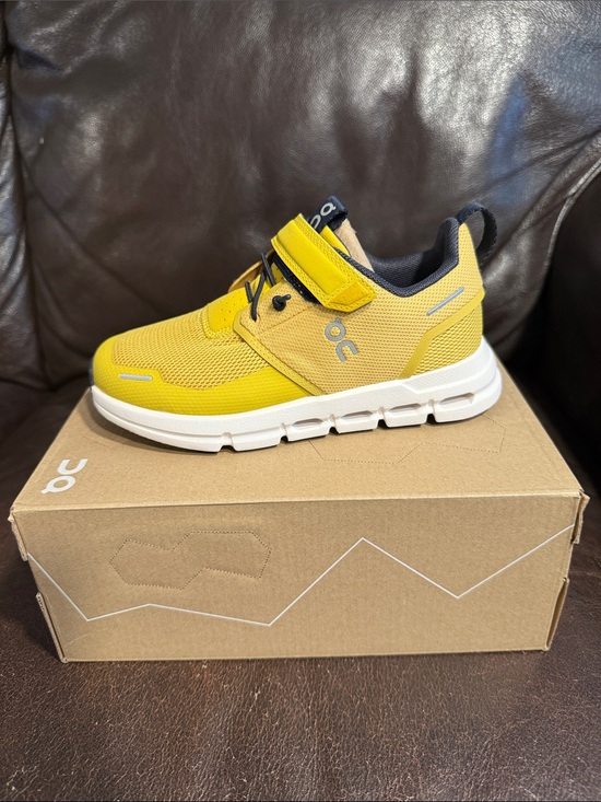 On Running Other - On Running Kids Cloud Play Sneaker - Yellow & Black
Brand New with box!
